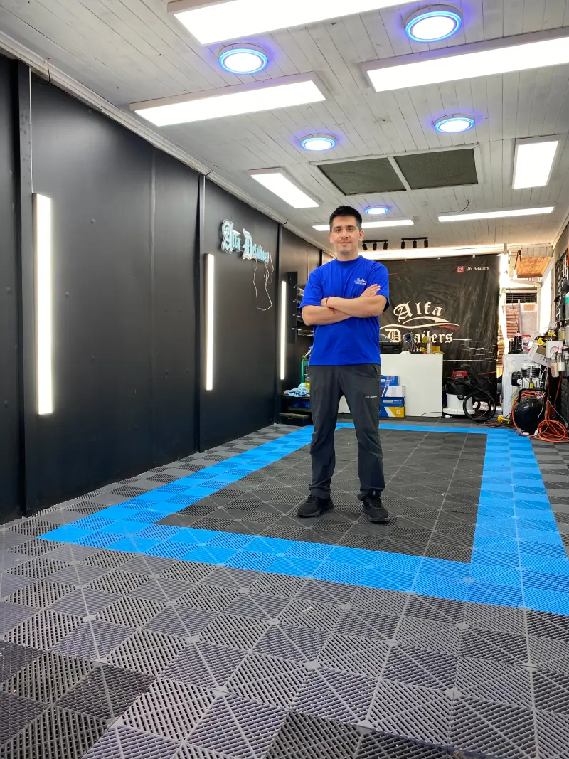 Retrato profesional en estudio con iluminación controlada.