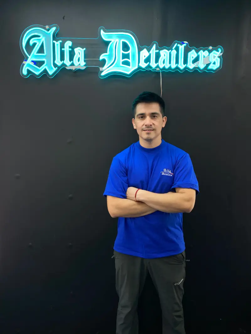 Retrato profesional en estudio con iluminación controlada.